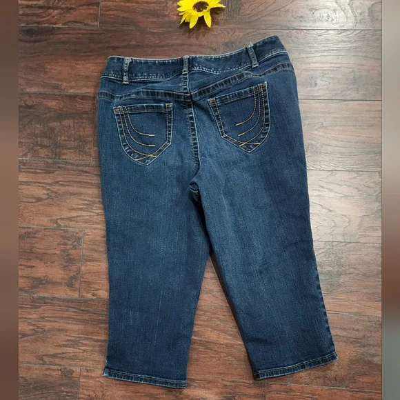 LANE BRYANT CROPED JEANS 👖 - Picture 6 of 7